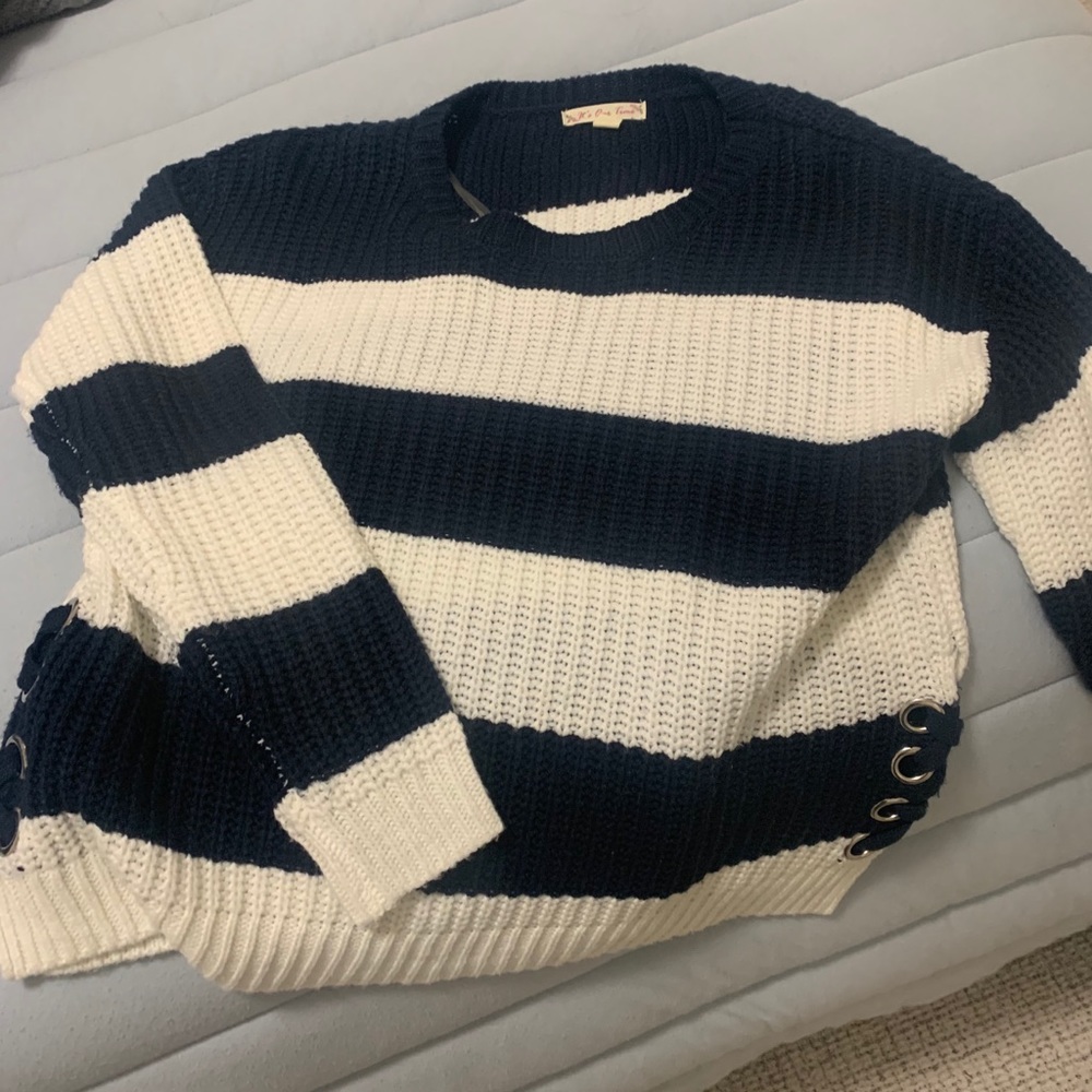 OVERSIZED SWEATER